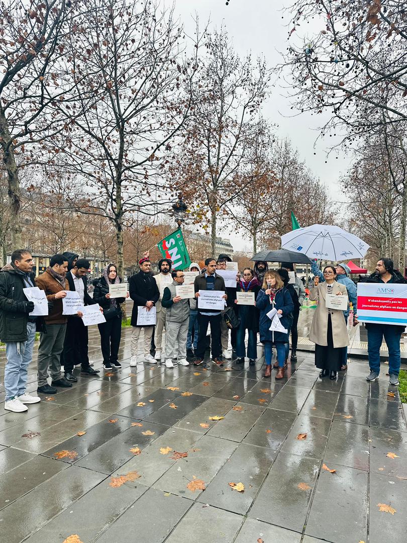خبرنگاران در پاریس به وضعیت روزنامه‌نگاران افغان در ایران و پاکستان اعتراض کردند