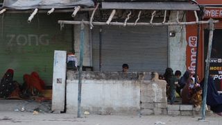 افغانه کډواله: زما د ماشومانو په ذهن کې د وطن تصویر يوازې هغه کيسه ده، چې ما ورته کړې ده