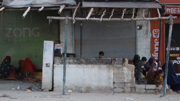 افغانه کډواله: زما د ماشومانو په ذهن کې د وطن تصویر يوازې هغه کيسه ده، چې ما ورته کړې ده