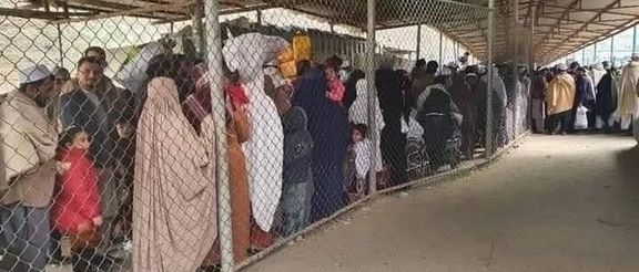 په تورخم کې د مسافرو شکایت: پاکستاني پولس افغان مسافر ځوروي او په ښکاره ترې بډې اخلي