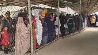 په تورخم کې د مسافرو شکایت: پاکستاني پولس افغان مسافر ځوروي او په ښکاره ترې بډې اخلي