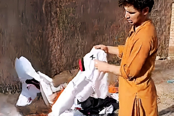 د هرات یوه تکواندو کار د تکواندو د نامناسب وضعیت له کبله خپلې ورزشي جامې وسوځولې