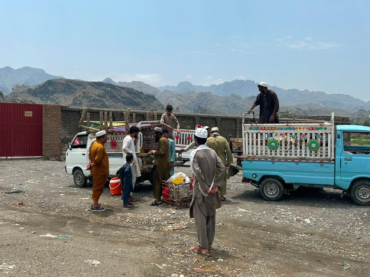 حمزه بابا پنډغالي کې افغان کډوال افغانستان ته د ستنېدو پر مهال