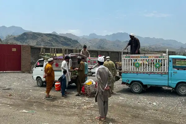 په تېرو دوو اونیو کې؛ تر ۱۰۰زره ډېر افغانان له ایران او پاکستان نه افغانستان ته ستانه شوي