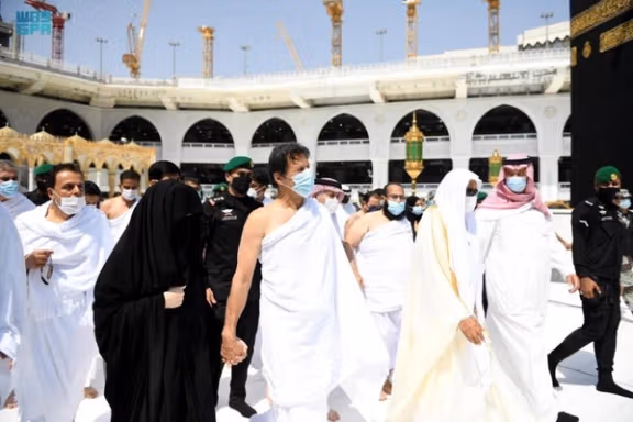 عمران خان و همسرش به ۱۷ سال زندان محکوم شدند