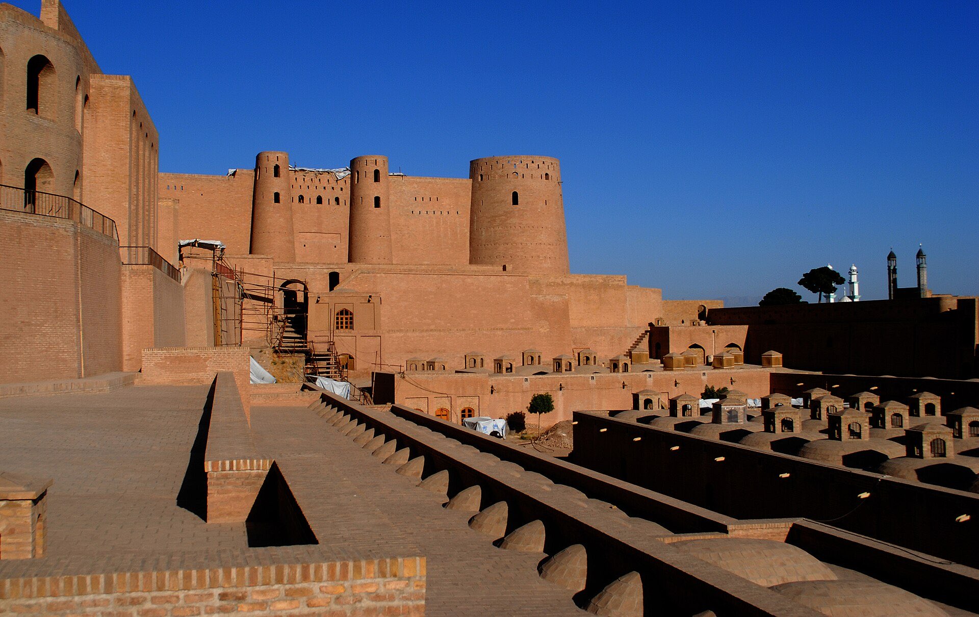 طالبان: شاوخوا ۱۱زره کورنیو او بهرنیو سېلانیانو له اختیارالدین کلا لیدنه کړې
