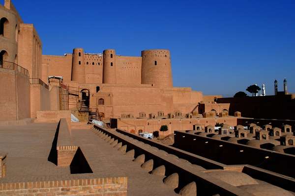 طالبان: شاوخوا ۱۱زره کورنیو او بهرنیو سېلانیانو له اختیارالدین کلا لیدنه کړې