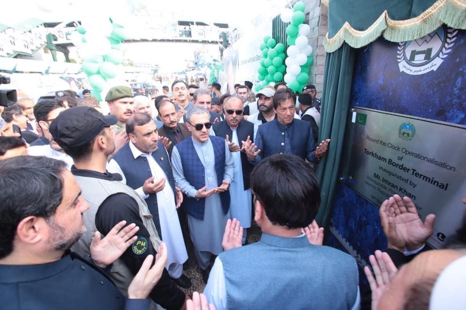 شاه محمود میاخېل په تورخم کې د پاکستان د هغه وخت لومړي وزیر عمران خان سره په تورخم کې