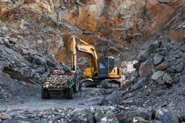 تزامنًا مع احتجاجات في تخار، أصدرت حركة طالبان تحذيرًا بشأن الاستخراج للمعادن