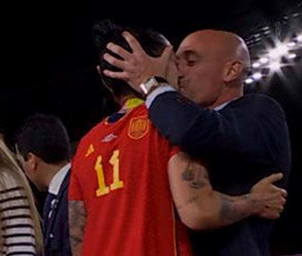 رئیس فدراسیون فوتبال اسپانیا به خاطر بوسیدن بازیکن قهرمان جام جهانی زنان عذرخواهی کرد