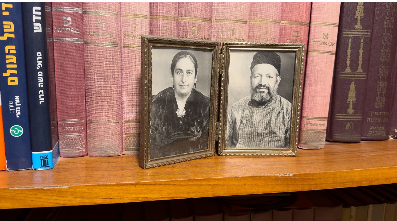 دا د بنسوین یهشواراز د افغان پلار رافیل او اسپانوي توکمه مور ویشورا راز انځور دی.