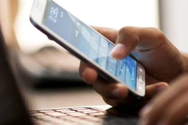 طالبان گزارش افغانستان اینترنشنال درباره محدودیت بر تلفن هوشمند در دانشگاهها را تایید کرد