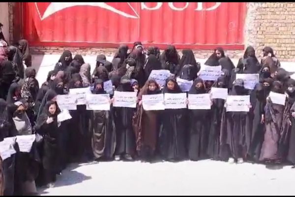 طالبان وايي په هرات کې یو شمېر نجونو د حجاب په ملاتړ لاریون کړی