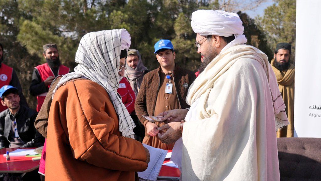 د بې‌وزلۍ په اوج کې؛ طالبانو له ۱۰۰۰ راستنو شویو کورنیو سره نغدي مرستې کړي