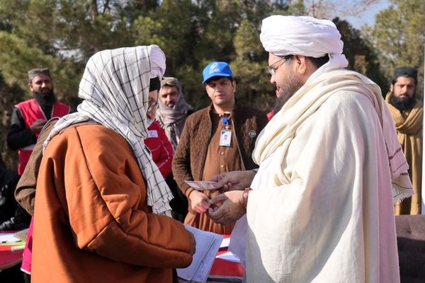 د بېوزلۍ په اوج کې؛ طالبانو له ۱۰۰۰ راستنو شویو کورنیو سره نغدي مرستې کړي