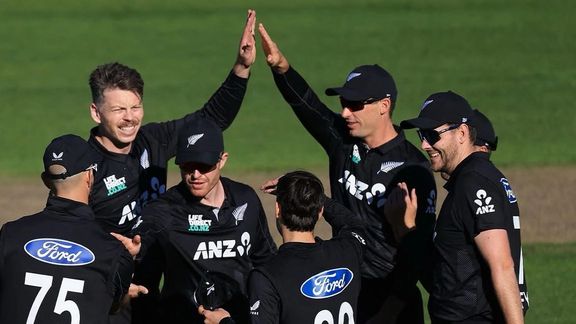 نیوزیلنډ د پنځوس اوره لوبلړۍ لومړۍ لوبه کې پاکستان ته د ۷۳ منډو په توپیر ماتې ورکړه