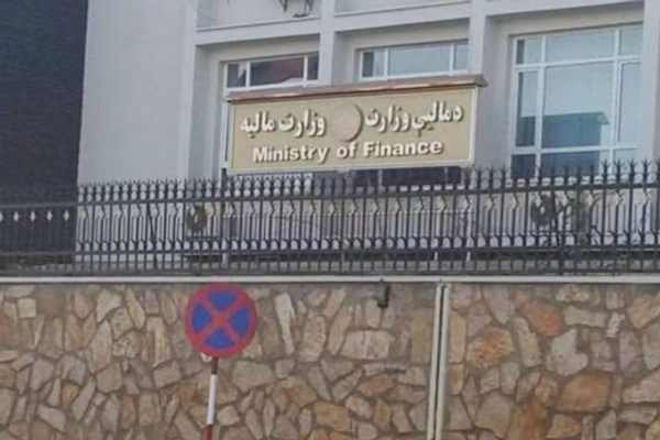 طالبان توقف دفع رواتب الموظفات اللواتي أُجبرن على البقاء في منازلهن