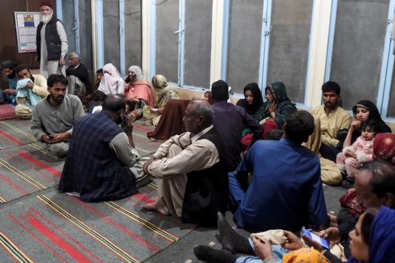 بلوڅ جنګیالیو ویلي چې دوی د اورګاډي ګڼ برمته شوي مساپر خوشي کړي دي