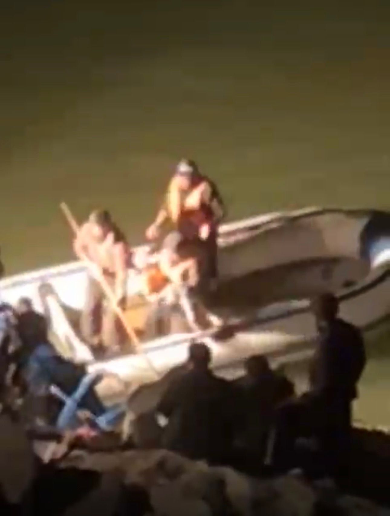 د  کابل- جلال اباد پر لویه لار په ترافیکي پېښه کې د یوې کورنۍ ۵ تنه مړه شوي