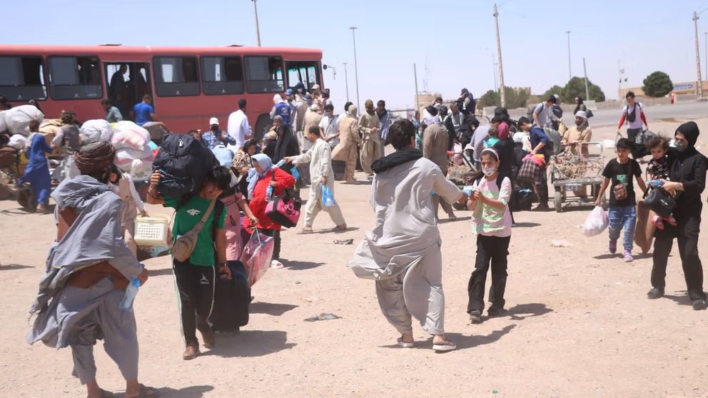 ایران و پاکستان نزدیک به شش هزار افغان را در یک روز اخراج کردند