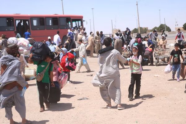 ایران و پاکستان نزدیک به شش هزار افغان را در یک روز اخراج کردند