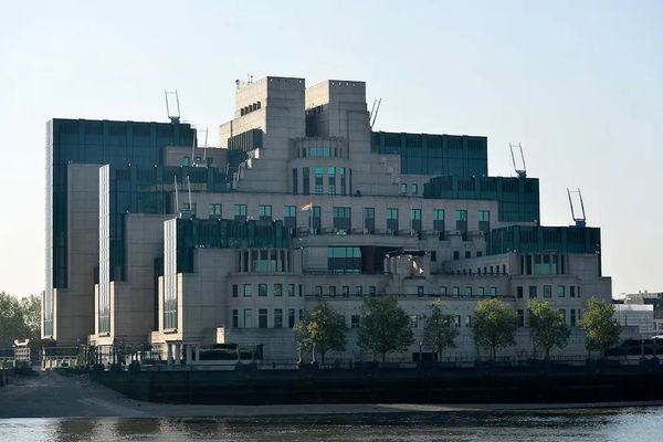 "التلغراف": إيران وطالبان تلاحقان "جواسيس MI6" الأفغان بعد تسريب بياناتهم