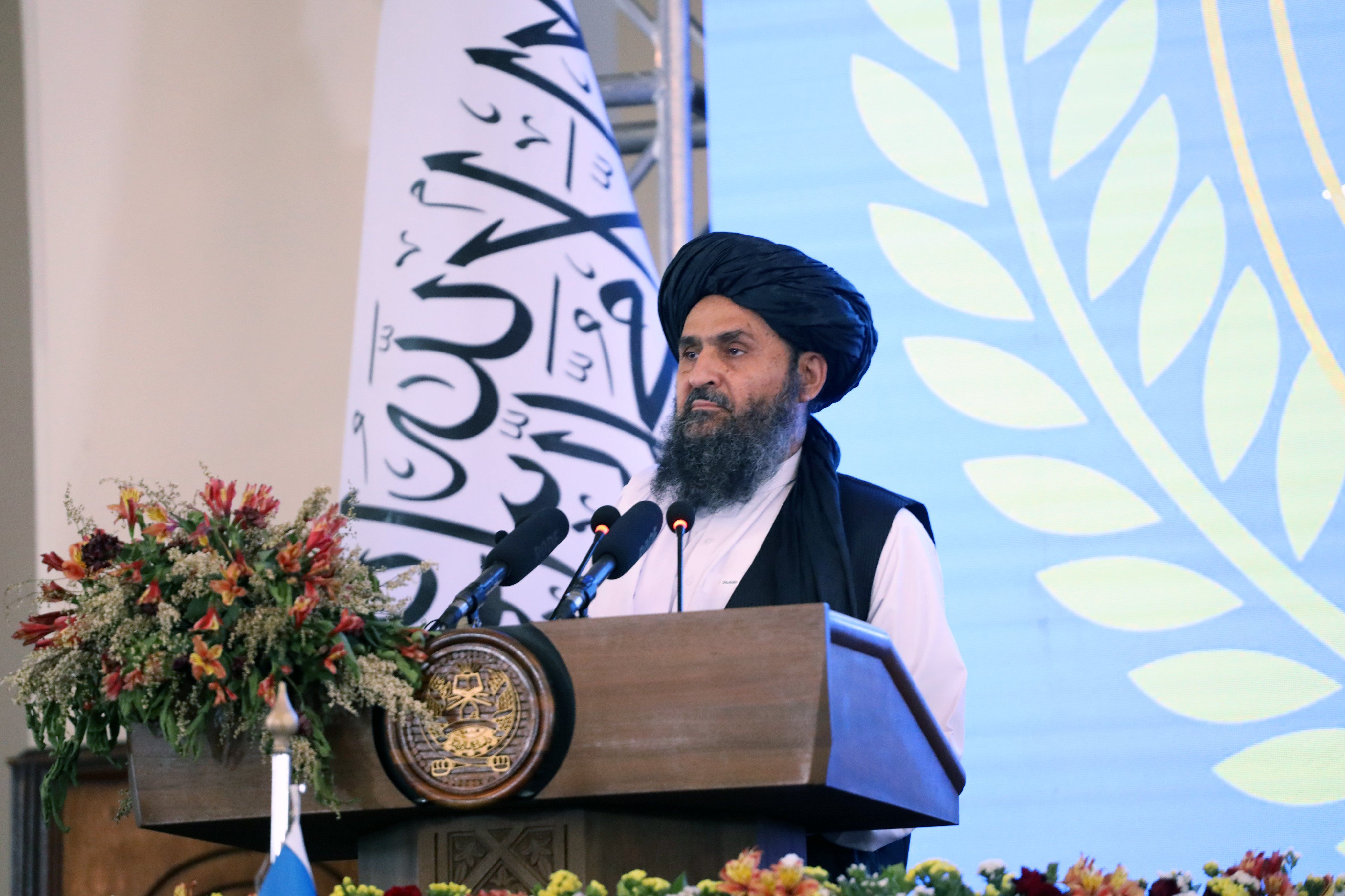 اقتصادي کړکېچ؛ ملا برادر په افغانستان کې د اقتصادي ستونزو لامل بانکي بنديزونه وبلل 