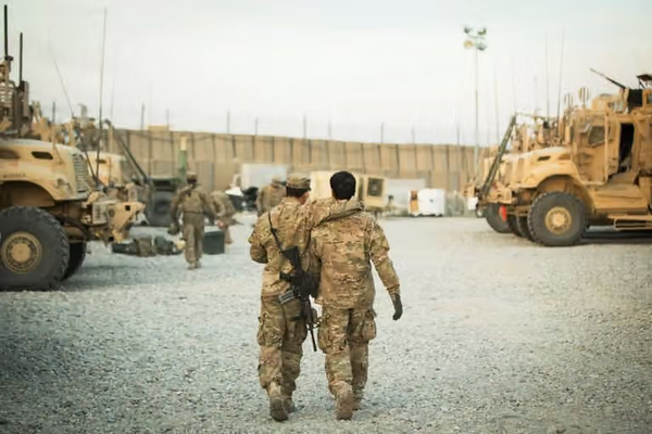 سيناتور أميركي يتهم إدارة ترامب بانتهاك التزاماتها تجاه المتعاونين الأفغان