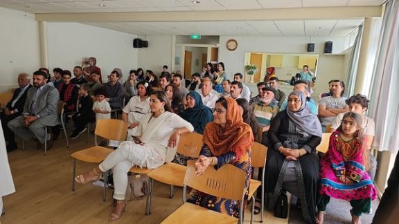 گروهی از افغانها در هالند به طالبان: مکاتب را به روی دختران باز کنید