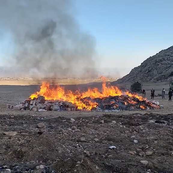 طالبانو په سپین بولدک کې تر ۲زره کارټنو ډېر قاچاق شوي درمل سوځولي دي 