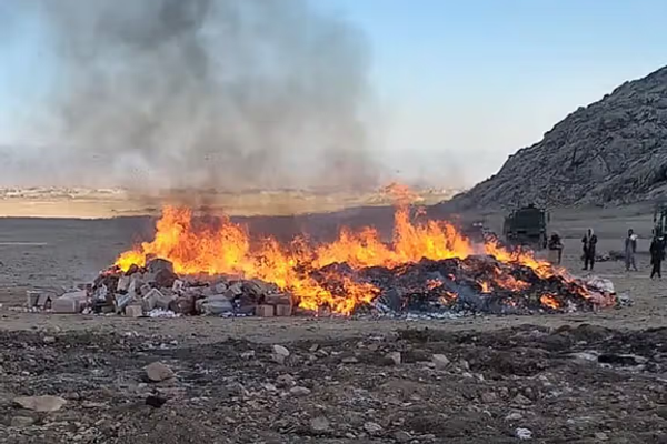 طالبانو په سپین بولدک کې تر ۲زره کارټنو ډېر قاچاق شوي درمل سوځولي دي