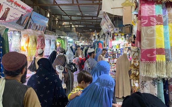 د هټیوالو شکایت: طالبان د هلمند او کندهار په هټیو کې د ښځو سینګار توکي ښکاره نه پرېږدي