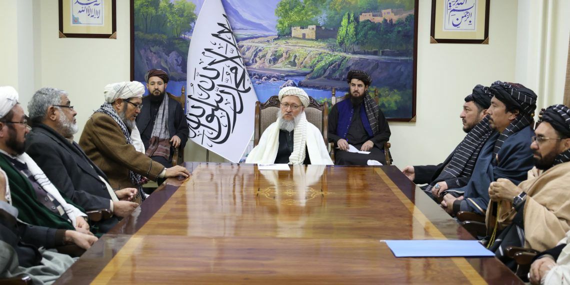 د طالبانو د ریاست الوزرا اداري مرستیال له یو شمېر شیعه علماوو او متنفذينو سره وکتل