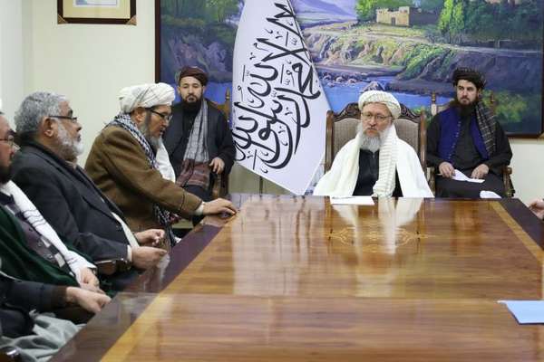د طالبانو د ریاست الوزرا اداري مرستیال له یو شمېر شیعه علماوو او متنفذينو سره وکتل