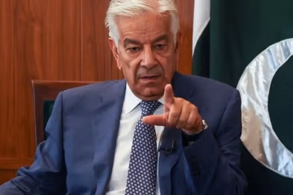 وزیر دفاع پاکستان: اگر طالبان شبهنظامیان را مهار نکند، حمله میکنیم