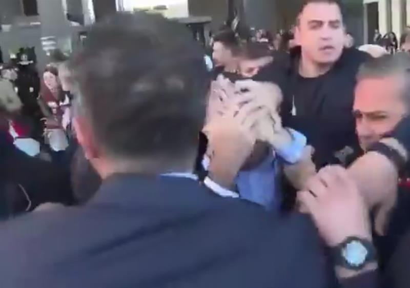 رهبر اپوزیسیون ترکیه، هنگام خروج از مراسمی در استانبول با مشت هدف حمله قرار گرفت