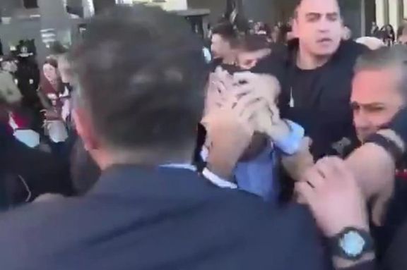 رهبر اپوزیسیون ترکیه، هنگام خروج از مراسمی در استانبول با مشت هدف حمله قرار گرفت