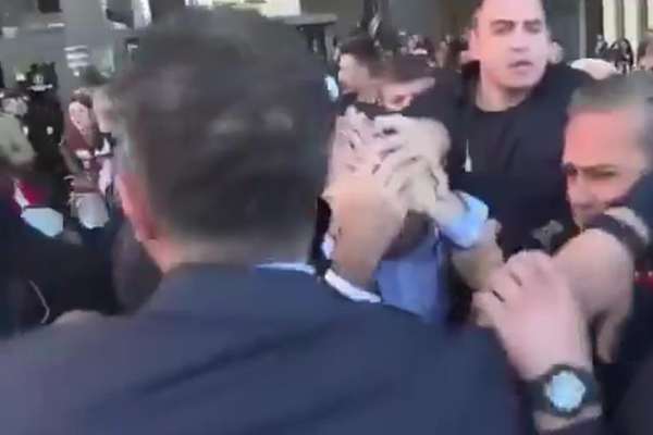 رهبر اپوزیسیون ترکیه، هنگام خروج از مراسمی در استانبول با مشت هدف حمله قرار گرفت
