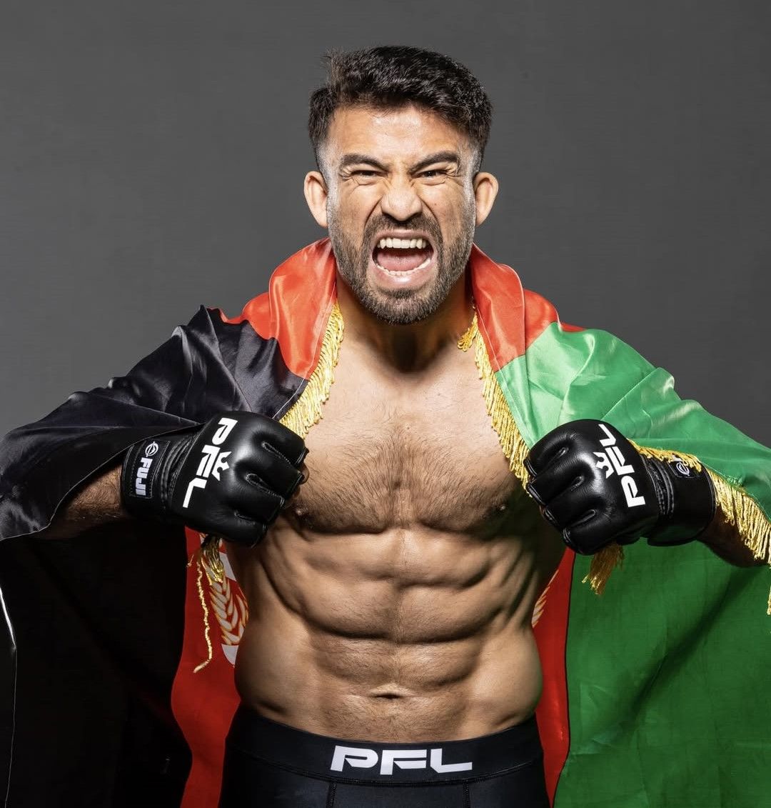 ظفر محسن ورزشکار افغان، در آلمان مقابل حریفی از سویدن مبارزه می‌کند