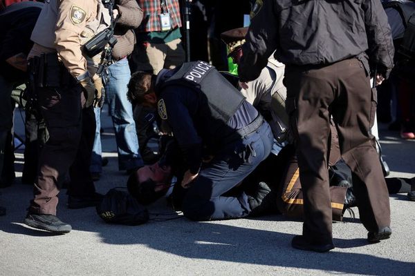 شیکاګو کې د مذهبي مشرانو د لاریون پر مهال شاوخوا ۲۱ کسان ونیول شول