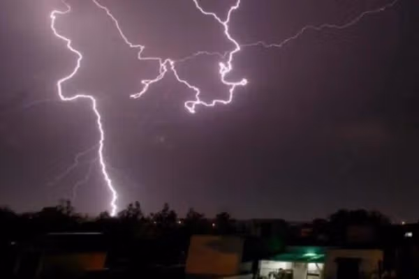 په ننګرهار کې د تالنده برېښنا او سخت توپان له امله دوه کسان مړه او درې ټپیان شوي