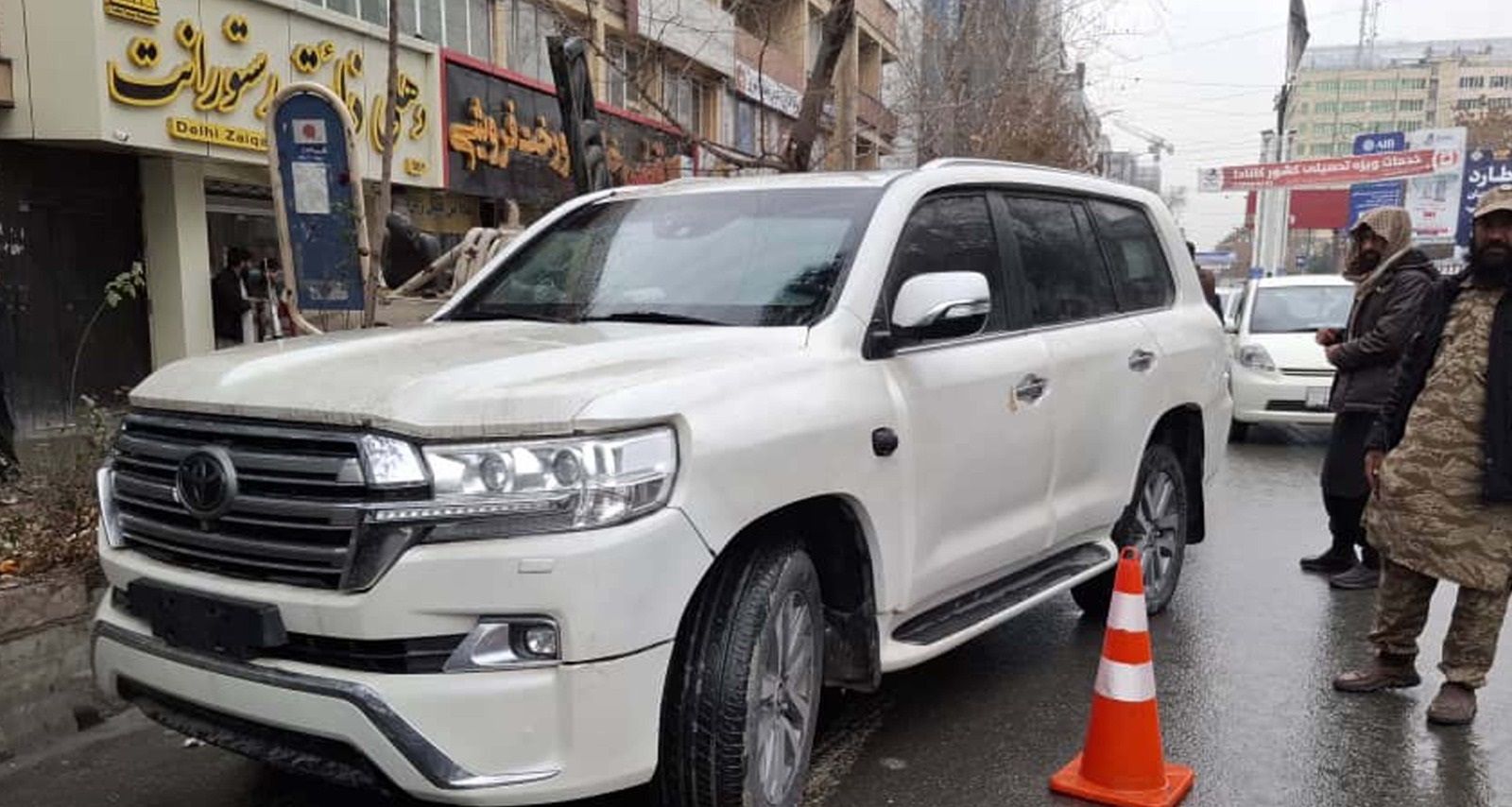 طالبان وایي د کابل په دروازو کې یې بې‌اسناده او د تورو ښېښو لرونکي ۱۳۱۰ موټرونه درولي