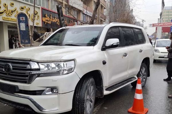 طالبان وایي د کابل په دروازو کې یې بېاسناده او د تورو ښېښو لرونکي ۱۳۱۰ موټرونه درولي