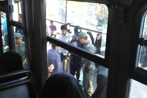 پولیس ایران موبایل مهاجران افغان را «به ظن همکاری با اسرائیل بازرسی میکند»