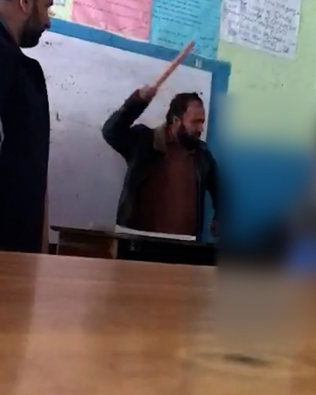 انتشار ویدیوی لت‌وکوب شدید دانش‌آموزان به‌دست معلمی در یک مکتب پسرانه در کابل