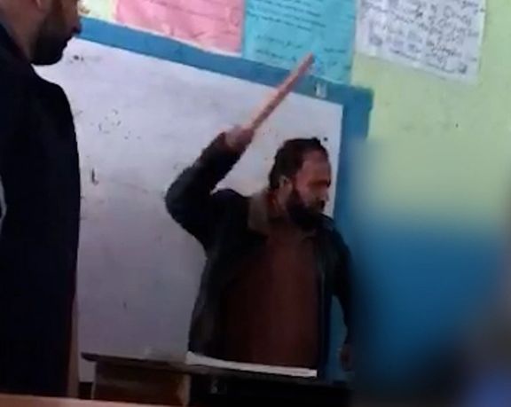 انتشار ویدیوی لتوکوب شدید دانشآموزان بهدست معلمی در یک مکتب پسرانه در کابل