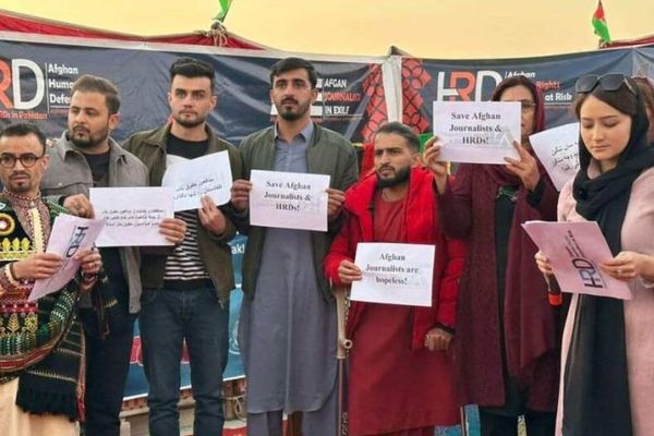 بېپولې خبریالان: افغان خبریالان په پاکستان کې نیول کېږي او طالبانو ته سپارل کېږي