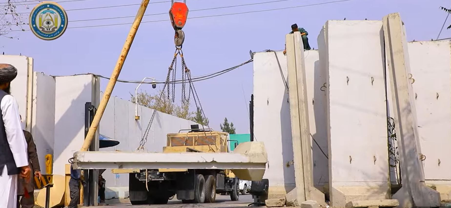 د کورنیو چارو وزارت له قرارګاه د سمنټي موانعو د لرې کولو بهیر 