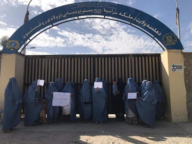 د هلمند د ملکه ثریا روغتون کارکوونکي وايي د اتو میاشتو معاشونه یې نه دي اخېستي