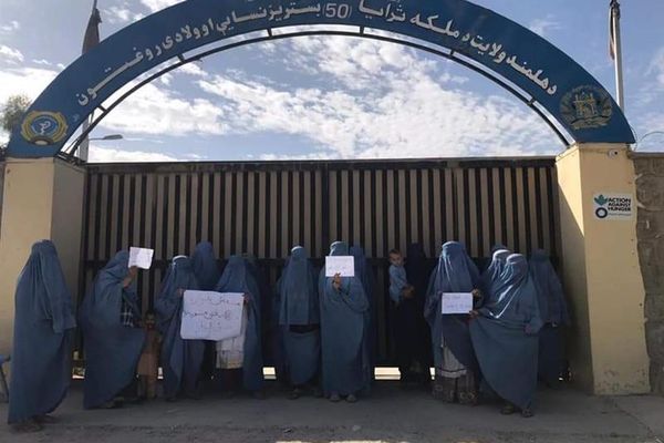 د هلمند د ملکه ثریا روغتون کارکوونکي وايي د اتو میاشتو معاشونه یې نه دي اخېستي